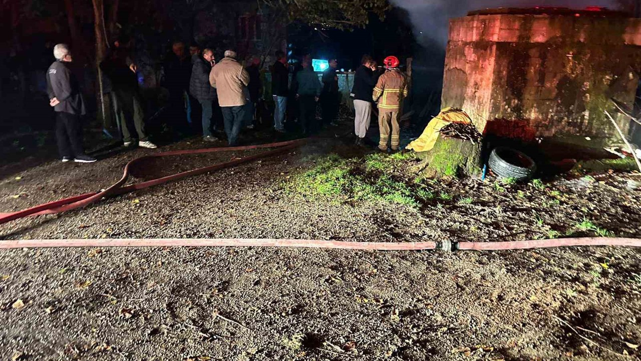 Bartın’da yıldırım düştü: 2 araç yandı
