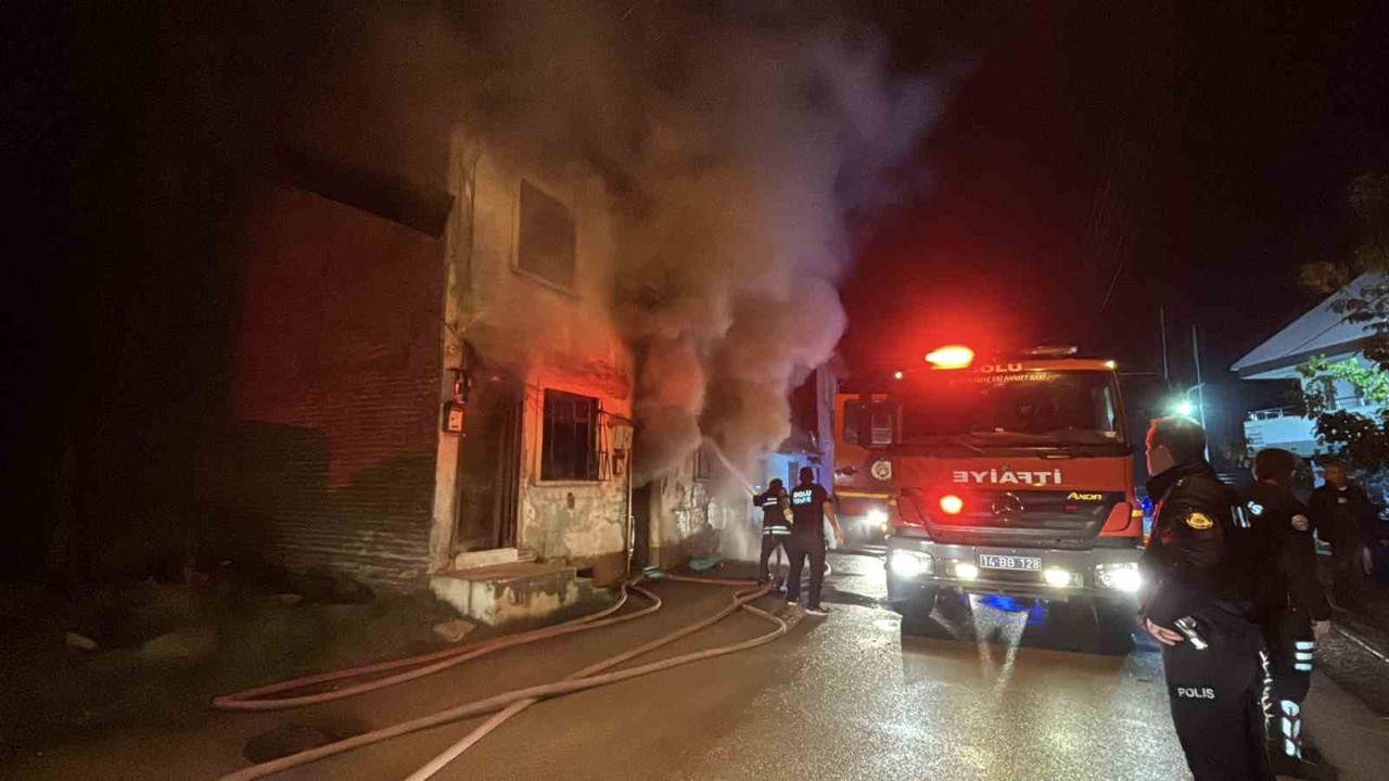 Bolu’da 2 katlı ahşap evde sobadan kaynaklı yangın çıktı: 1 yaralı
