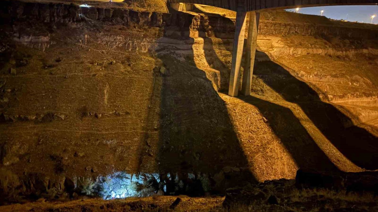 Otomobil 200 metre yükseklikten vadiye uçtu: 1 ölü
