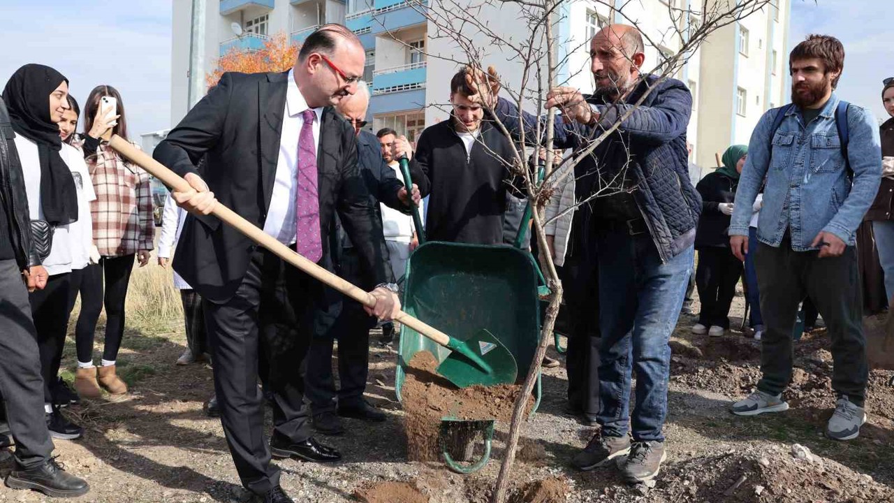Atatürk Üniversitesinden millî ağaçlandırma gününe destek
