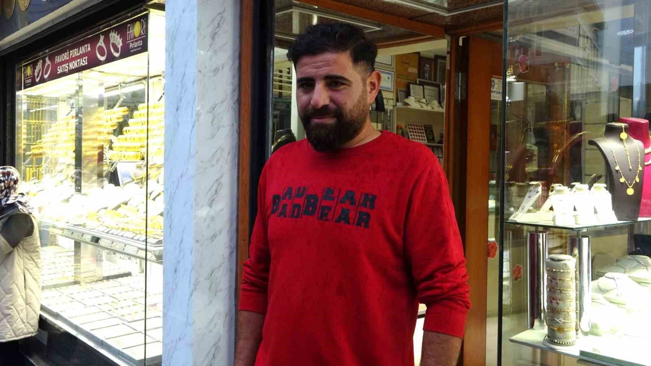 Kuyumcunun yanlışlıkla fazladan yaptığı ödemeyi iade etti

