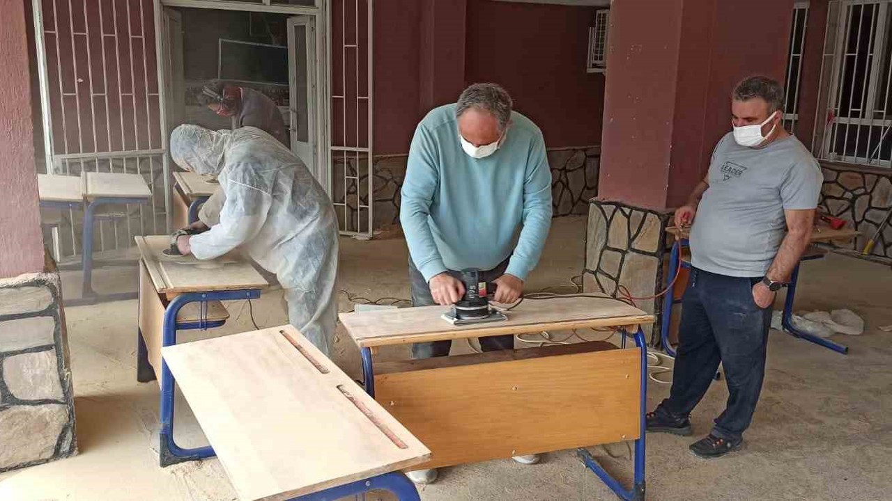 Elele veren idareci ve öğretmenler, ustaya ihtiyaç duymadan okullarını yeniliyor
