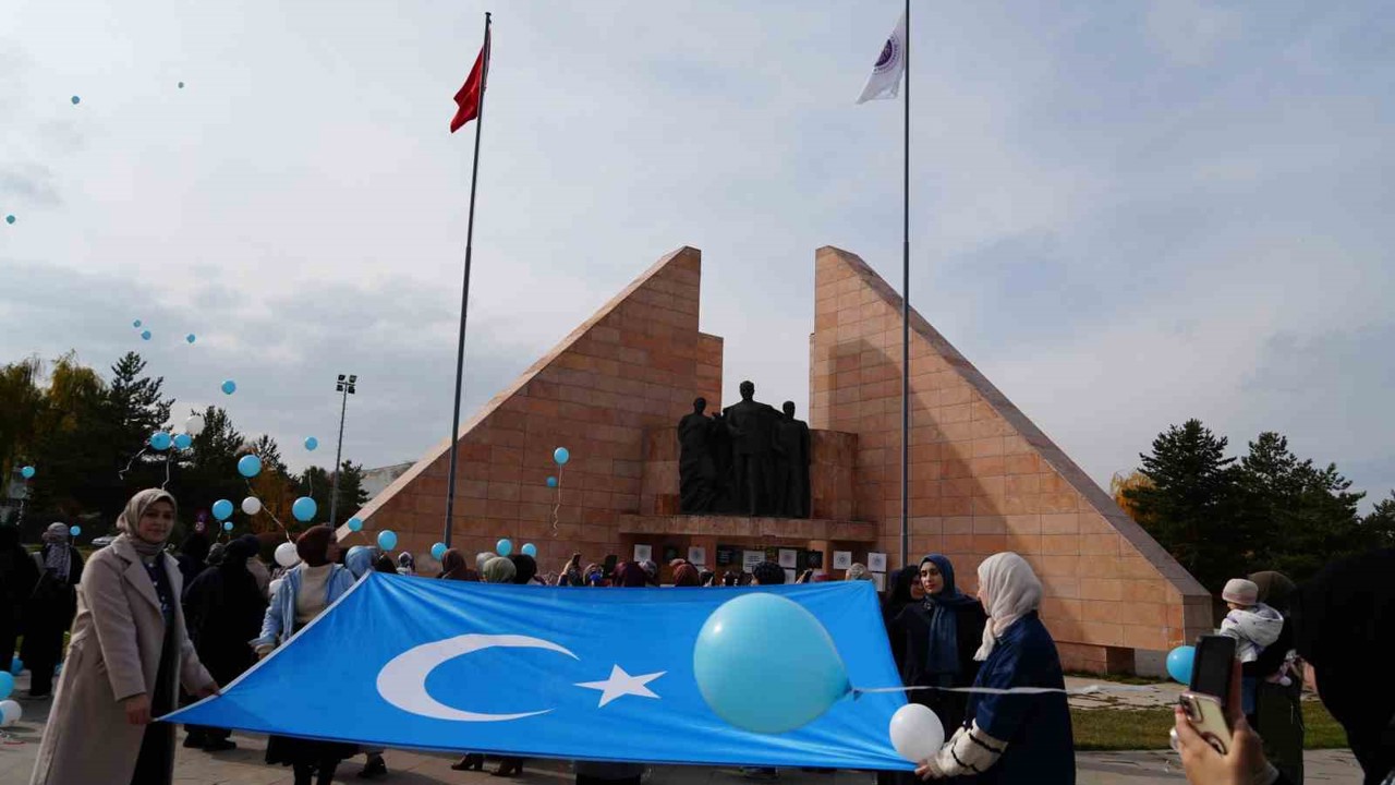 Mavi beyaz balonlarla Doğu Türkistan’ın sesi oldular
