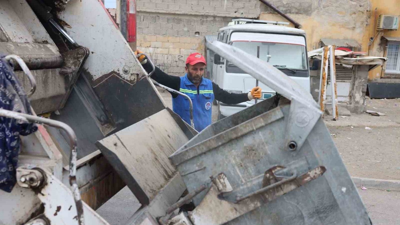 Akdeniz’de çöp konteynerleri yıkanıp dezenfekte ediliyor
