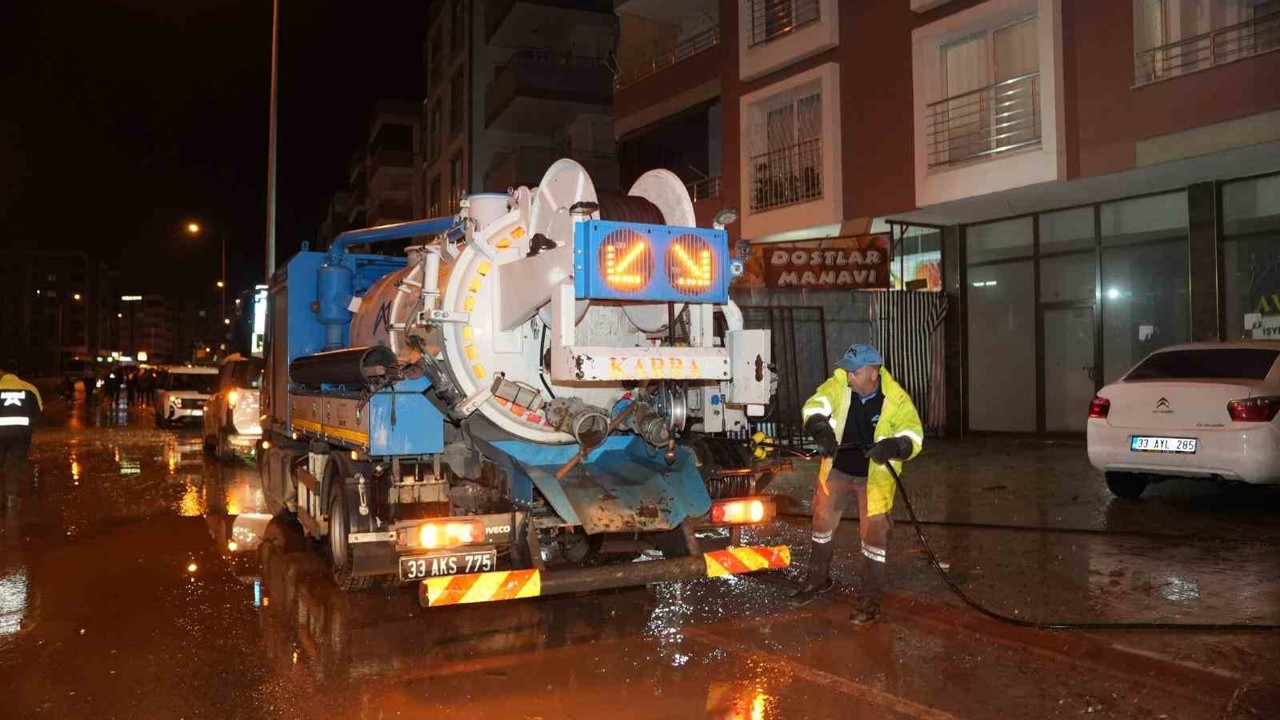 MESKİ, taşkın nedeniyle kapanan yolu anında ulaşıma açtı
