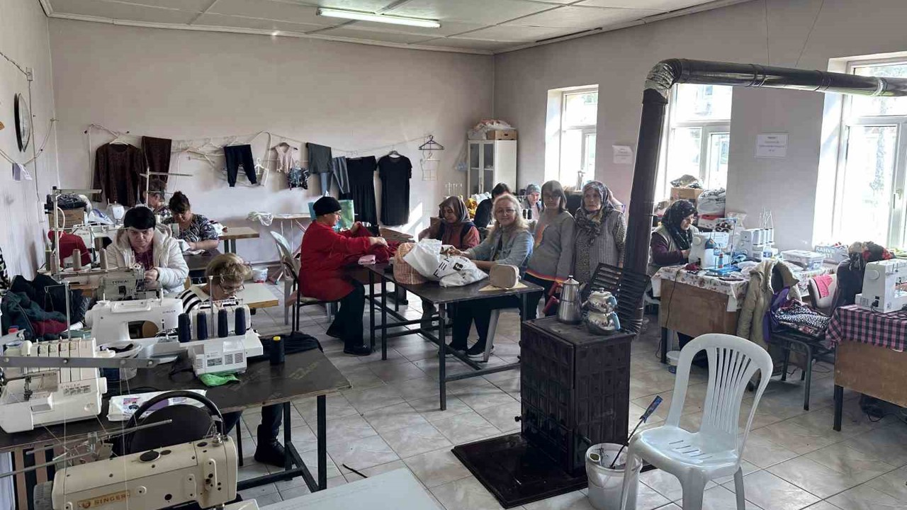 Kırkkepenekli’de kadınlar dikişle üretime katılıyor
