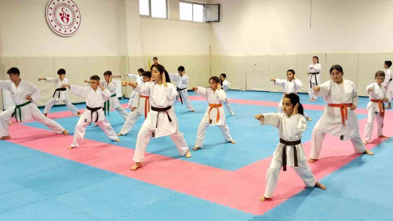 Karate Kış Okulu 3. Grup çalışmaları sürüyor
