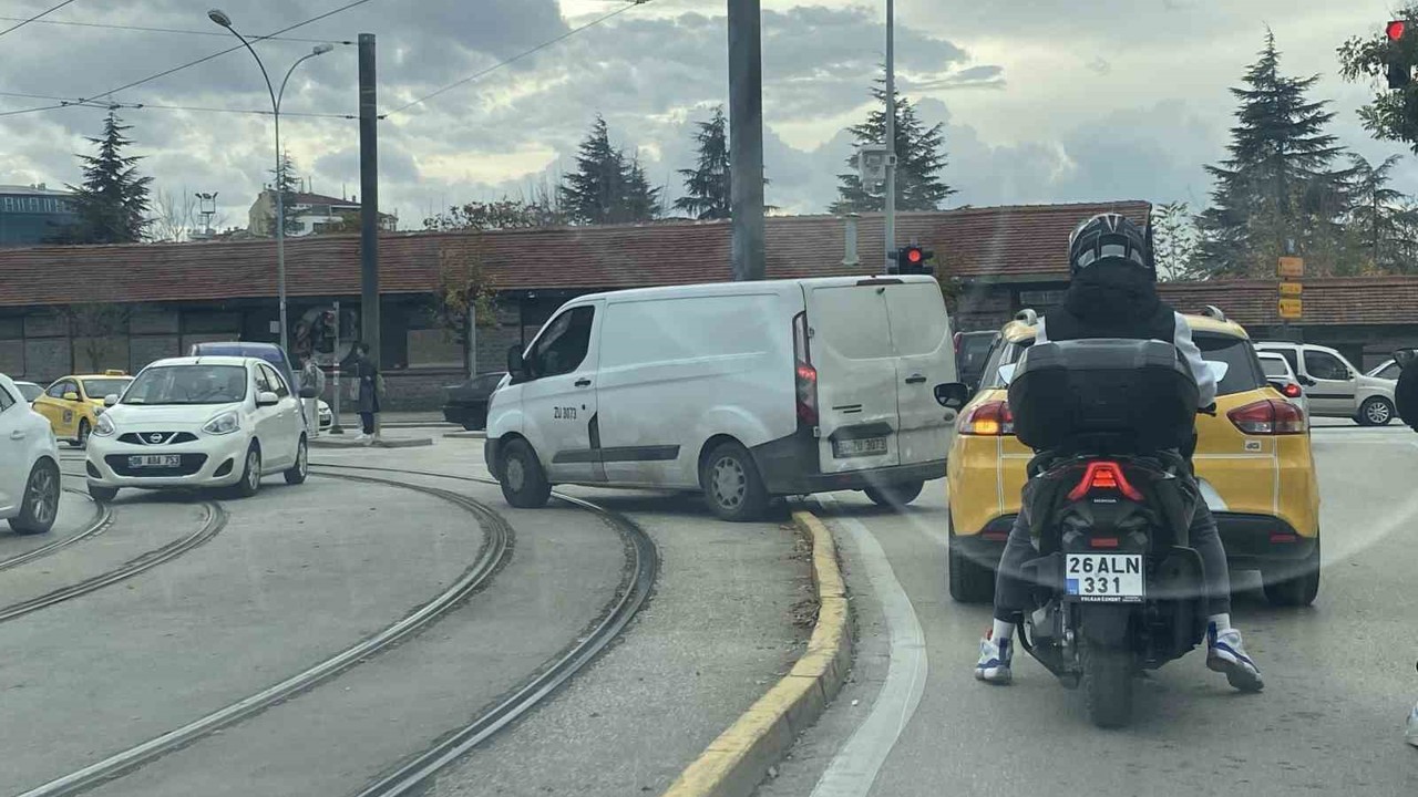 Kırmızı ışıkta beklemek yerine kolay yolu seçti
