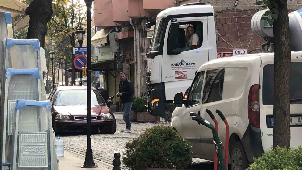 Ters yönden gelen plakasız otomobil ambulansın ilerlemesini engelledi

