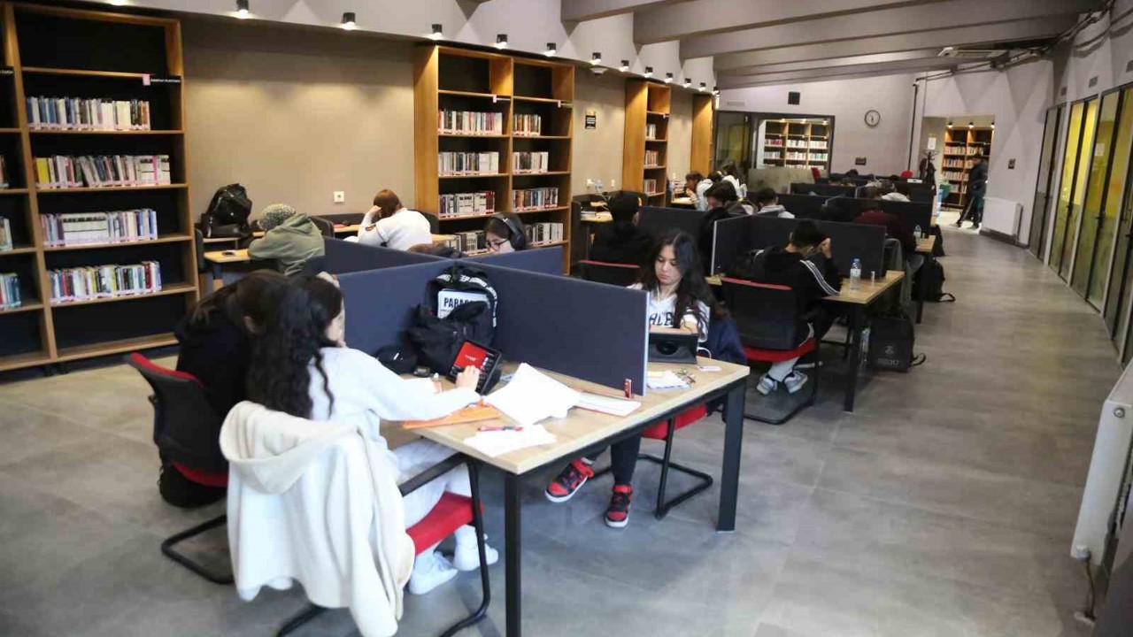 Ara tatilde Melikgazi’nin Akıl Küpü Kütüphaneleri dolup taşıyor
