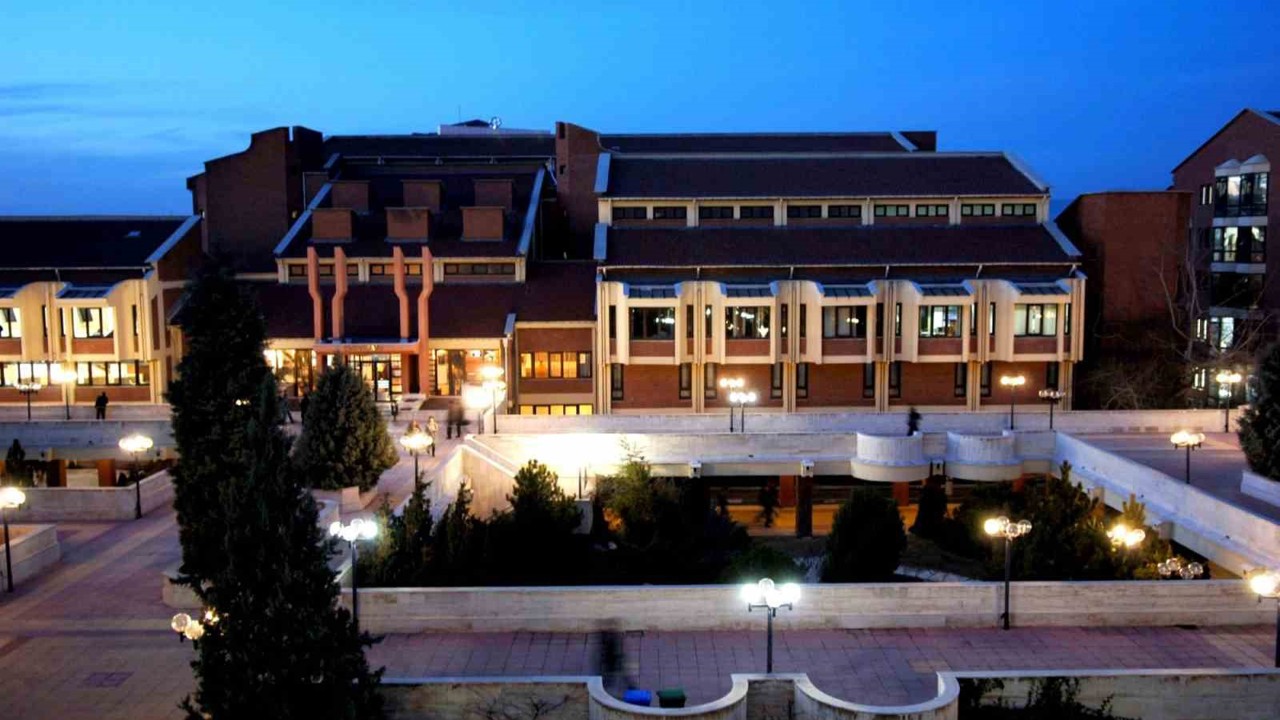 Anadolu Üniversitesi Kütüphanesi 7/24 öğrencilerin yanında
