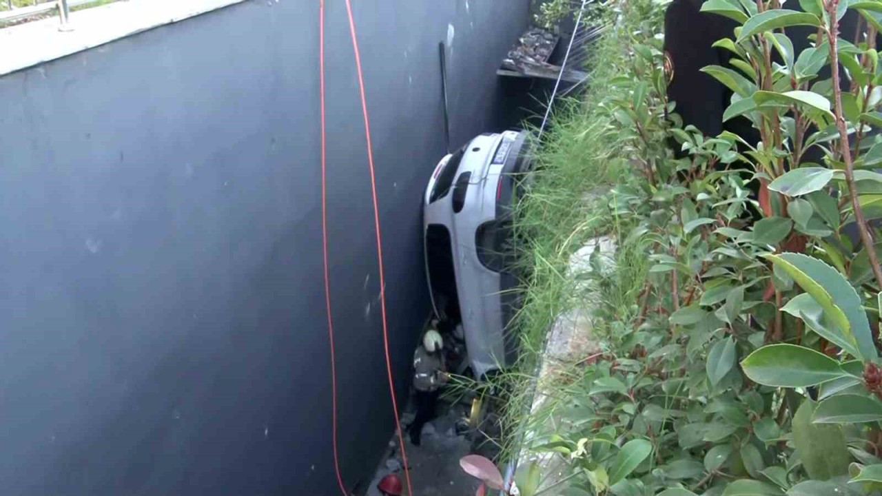 Bahçelievler’de direksiyon hakimiyetini kaybeden sürücü çok sayıda araca çarpıp boşluğa düştü. Sürücüyü kurtarma çalışması devam ediyor.
