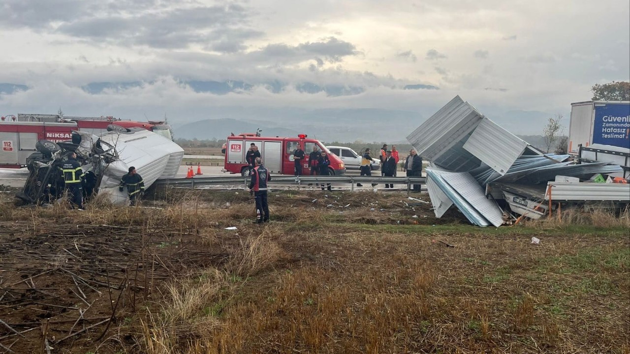 Tokat’ta yapı malzemesi yüklü kamyonete çarpan minibüs sürücüsü yaralandı
