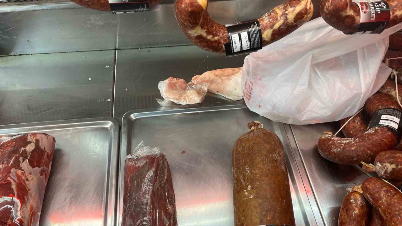 Kasap dükkanının üretim bölümüne giren zabıtalar şok oldu
