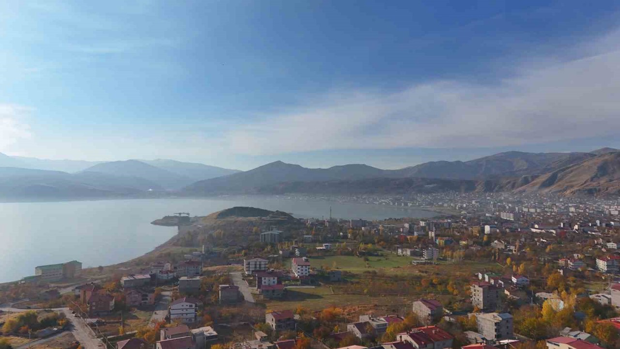 Tatvan’da sonbaharın büyüleyici renkleri görüntülendi
