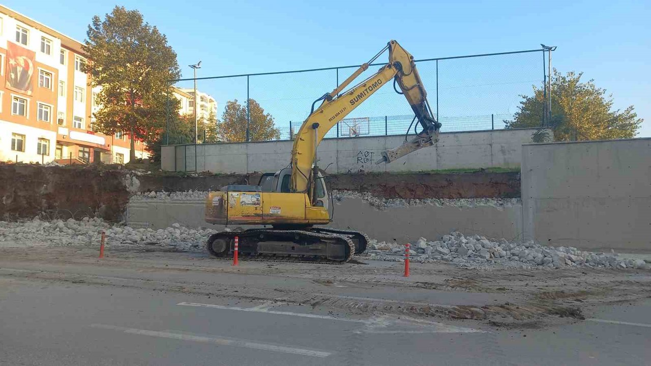 Edirne’de devrilme tehlikesi taşıyan okul duvarı yenileniyor

