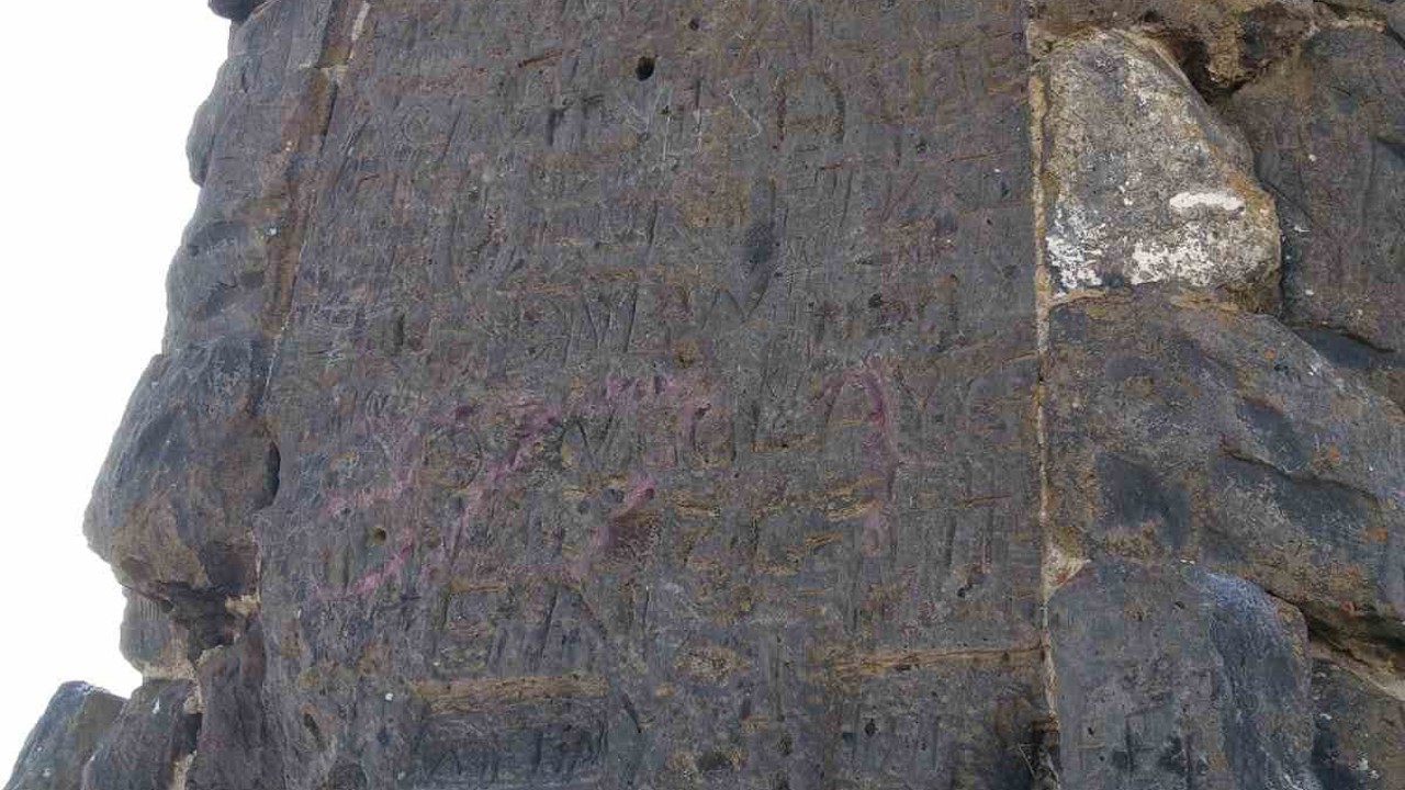 Kars’ta gizemli tepe: Sırlarla dolu yapı merak uyandırıyor
