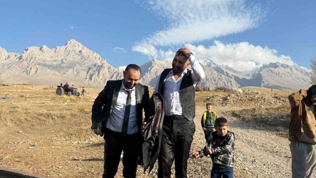 Çamardı’da ’damat serinletme’ geleneği renkli görüntülere sahne oldu
