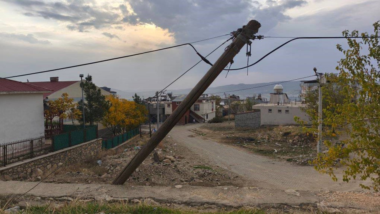 Dicle’de vatandaşlardan eğri direğin değiştirilmesi talebi
