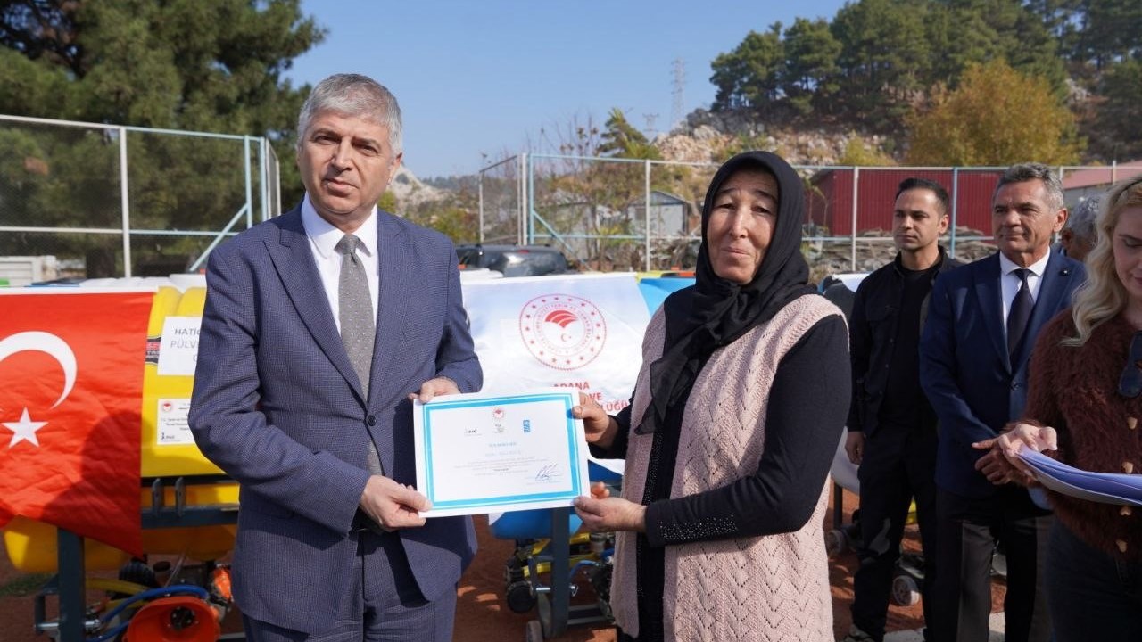 Aladağ’da üreticilere yüzde 70 hibe ile ilaçlama makinesi dağıtıldı
