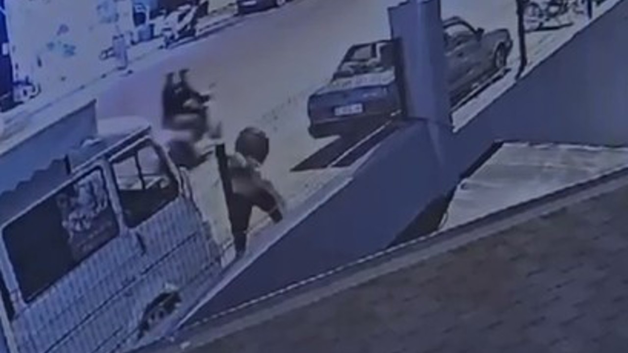 Alanya’da kaldırımdan geçen kadına yumruk ve bıçaklı saldırı güvenlik kamerasında
