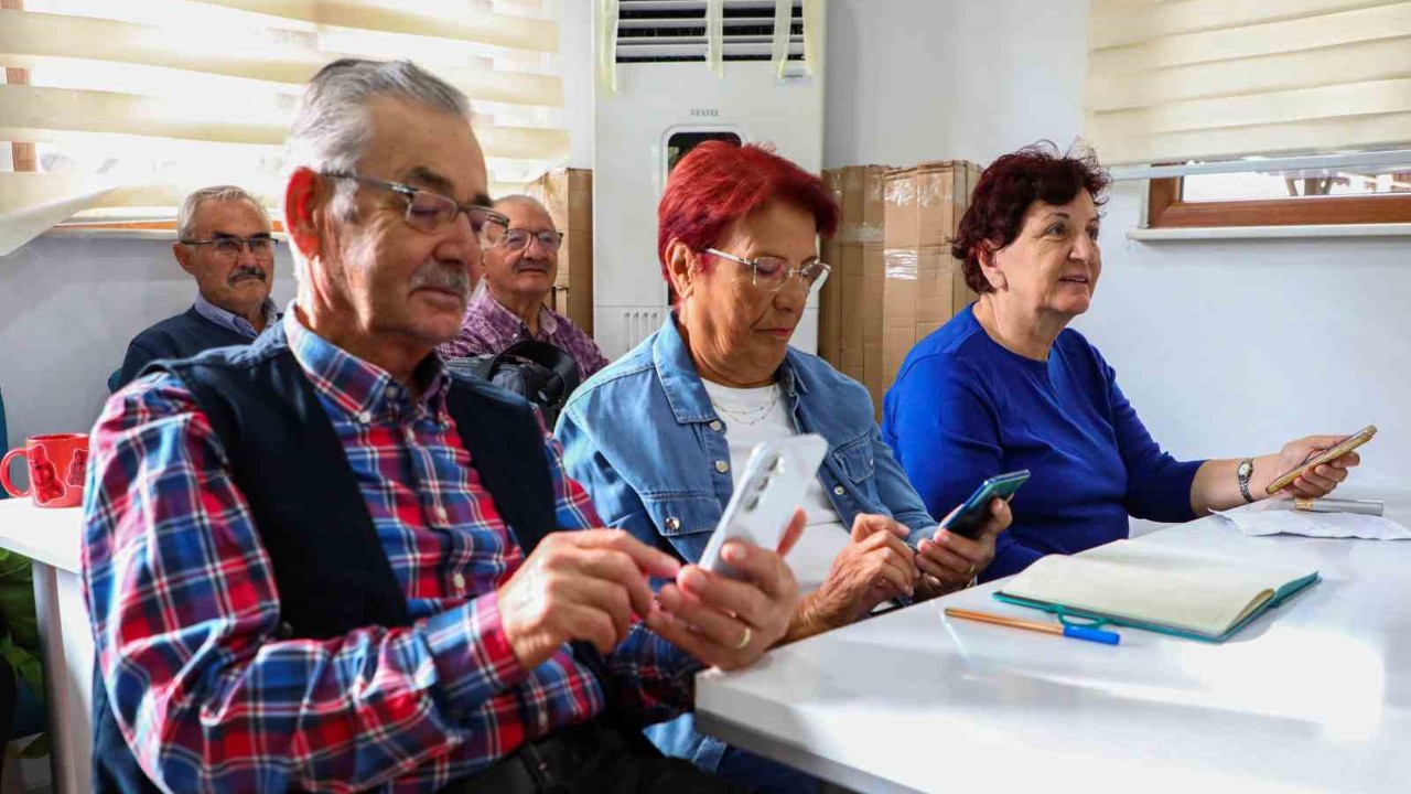 Dijital çağın kapıları yaş almış bireylere açılıyor: 60 yaş üzeri bireylere akıllı telefon kullanımı dersi

