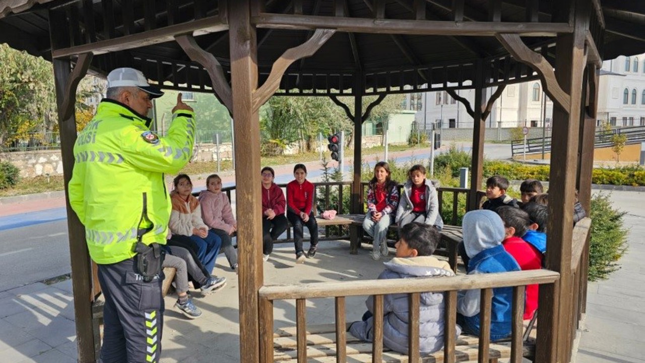 Niğde’de öğrencilere teorik ve uygulamalı trafik eğitimi
