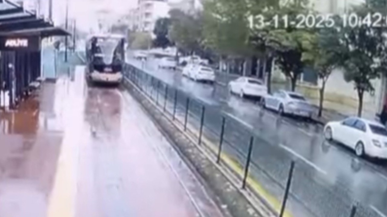 Gaziantep’te tramvaya yıldırım isabet etme anı kamerada
