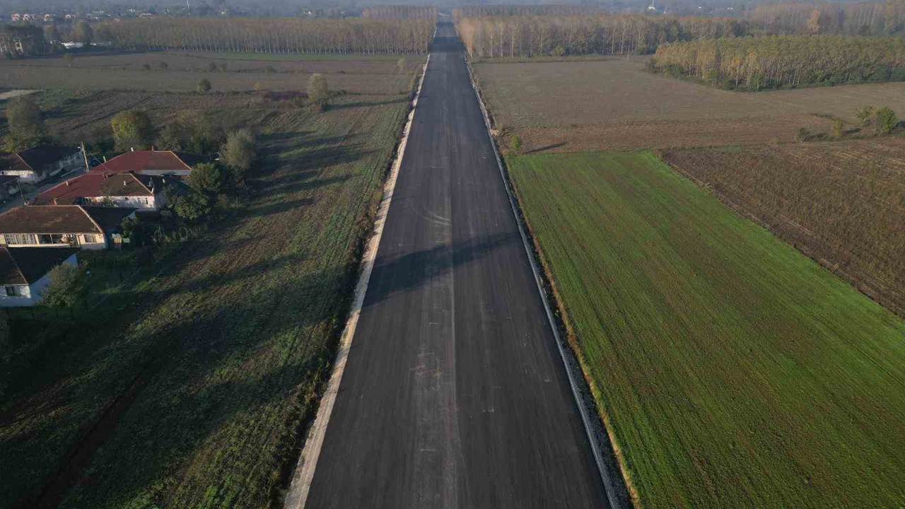 Akyazı’nın ilçe girişinin yeni bağlantı yolunda çalışmalar sürüyor
