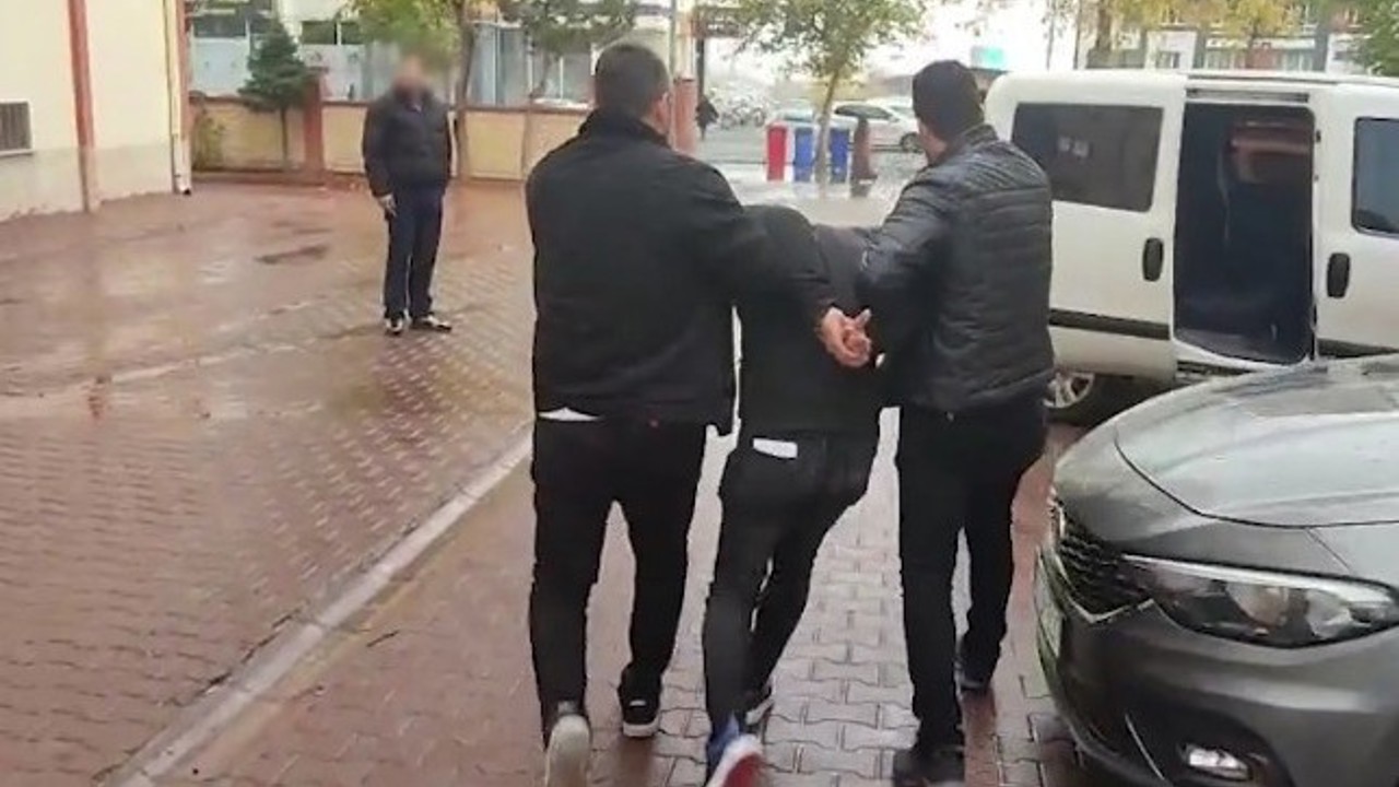 Hırsızlık suçundan aranan şahıs yakalandı

