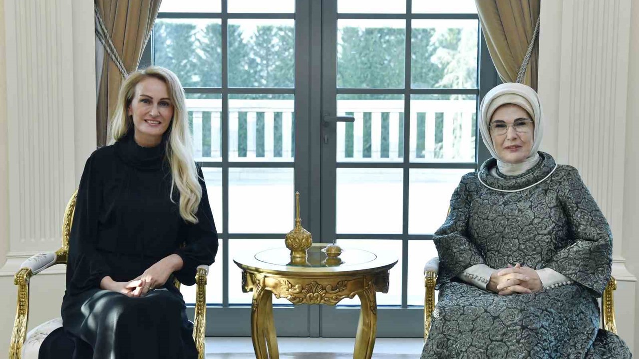Emine Erdoğan, KKTC Cumhurbaşkanı’nın eşi Nilden Bektaş Erhürman ile bir araya geldi
