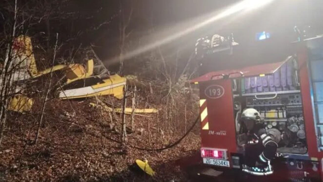 Hırvatistan İtfaiyeciler Birliği, Türkiye’ye ait yangın söndürme uçağının Senj kenti yakınlarında düştüğünü ve pilotun hayatını kaybettiğini açıklayarak, "Ne yazık ki saat 18.40 civarında, hayatını kaybeden pilotun cansız be