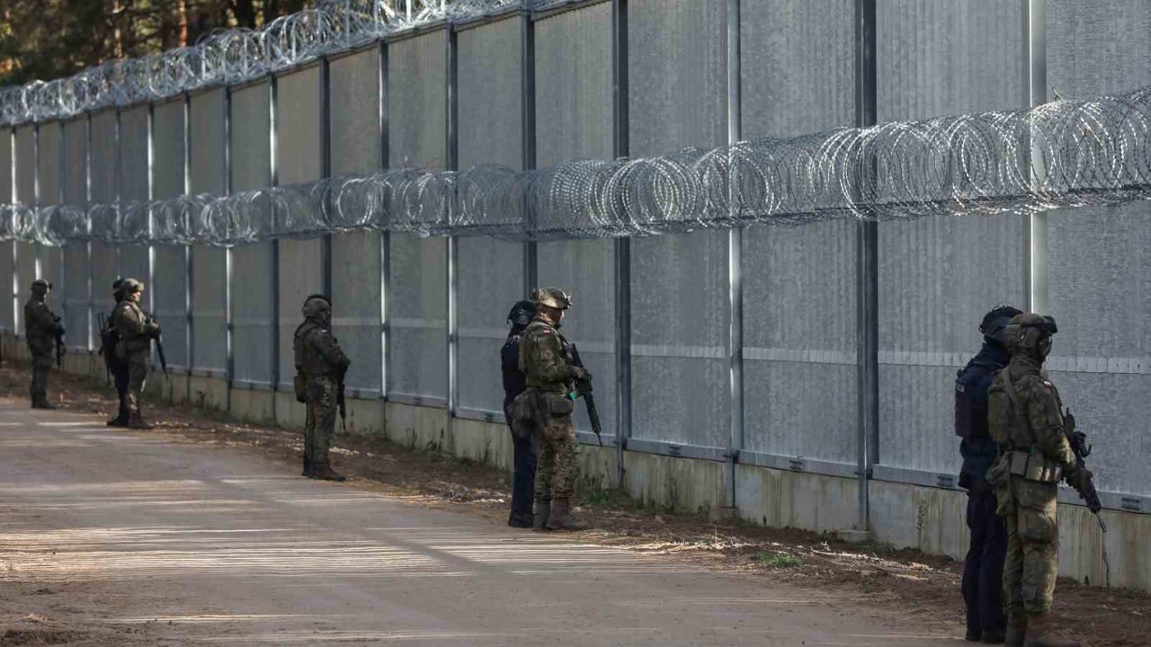Polonya, Belarus sınırına yeni bariyer inşa edecek
