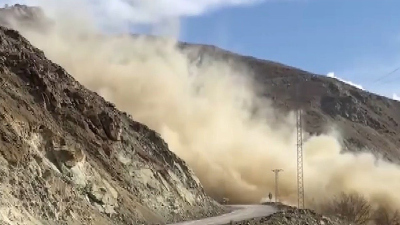 Tehlike oluşturan kayalar dinamit patlatılarak temizlendi
