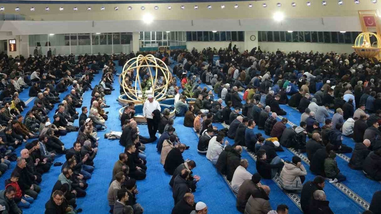 "Vatan ve millet ruhumuz" Cuma hutbesinin konusu oldu
