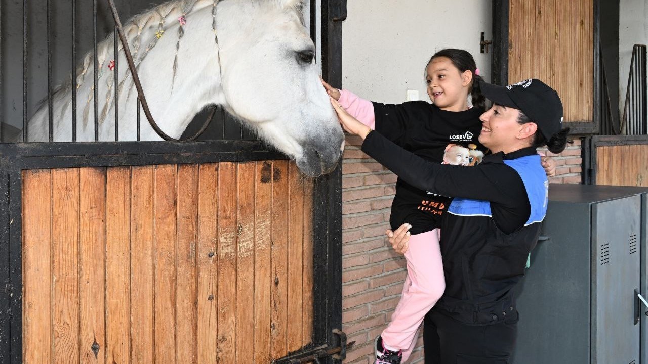 Polis lösemi hastası çocuklara at sevdirip, birlikte balon uçurdu
