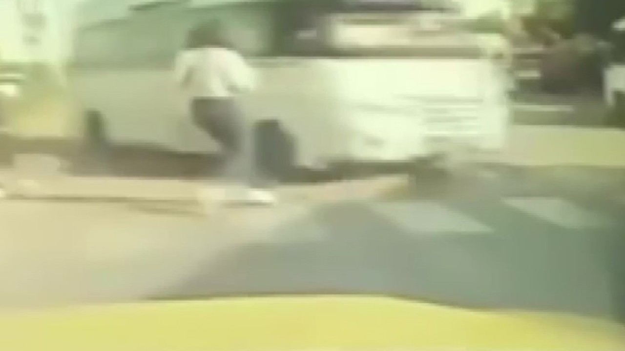 Genç kız ezilmekten son anda kurtuldu
