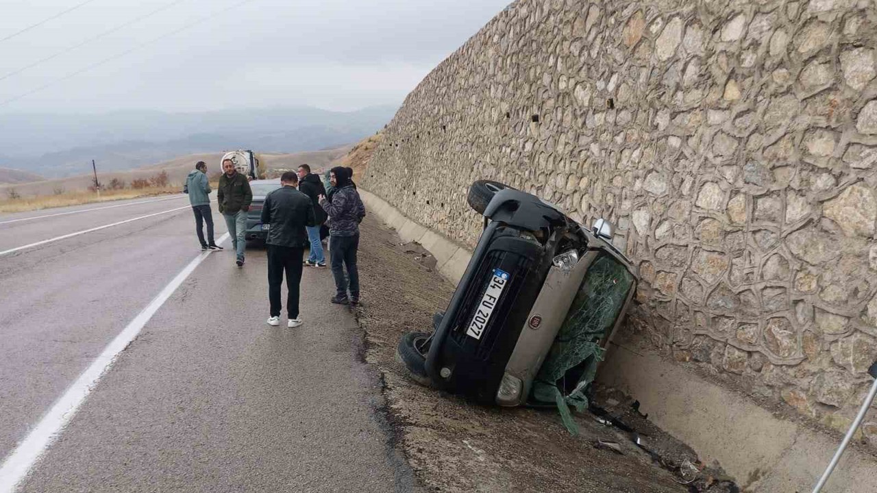 Bayburt-Erzurum kara yolunda trafik kazası: 3 yaralı
