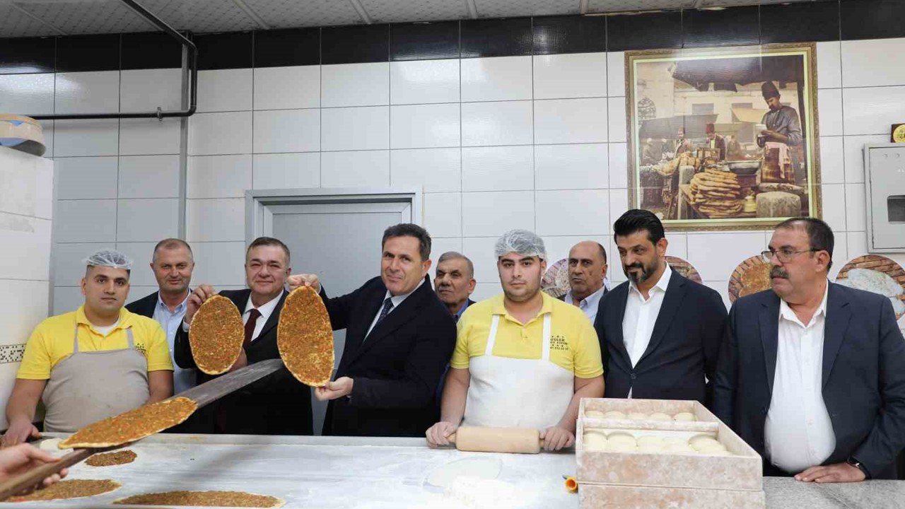 Antep lahmacunu tescilli tarifiyle pişirildi
