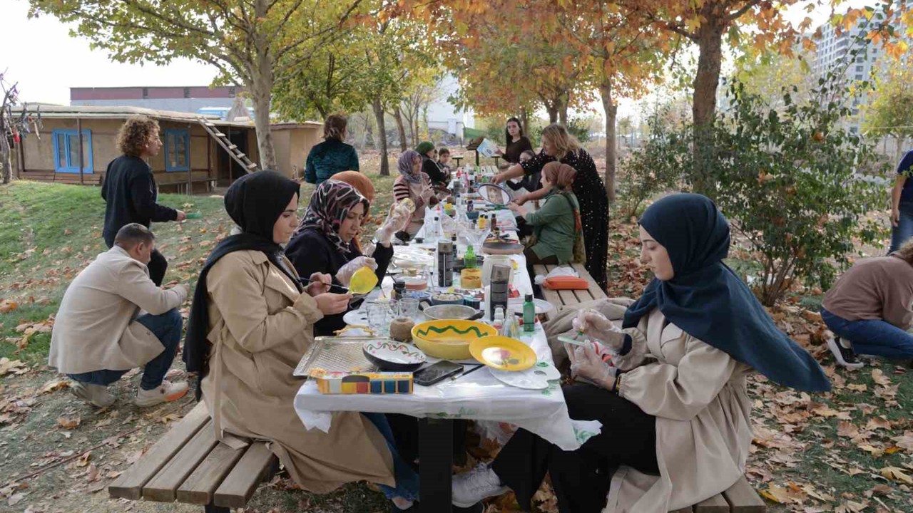 Kadınlar atölyede atıkları dönüştürüyor
