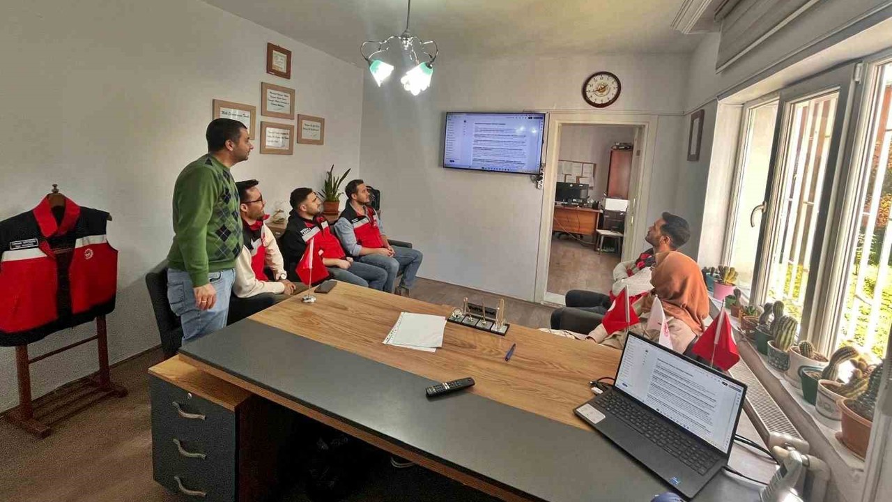 Şaphane ve Pazarlar İlçe Tarım personeline, "Çiğ süt sağım hijyeni" konulu eğitim
