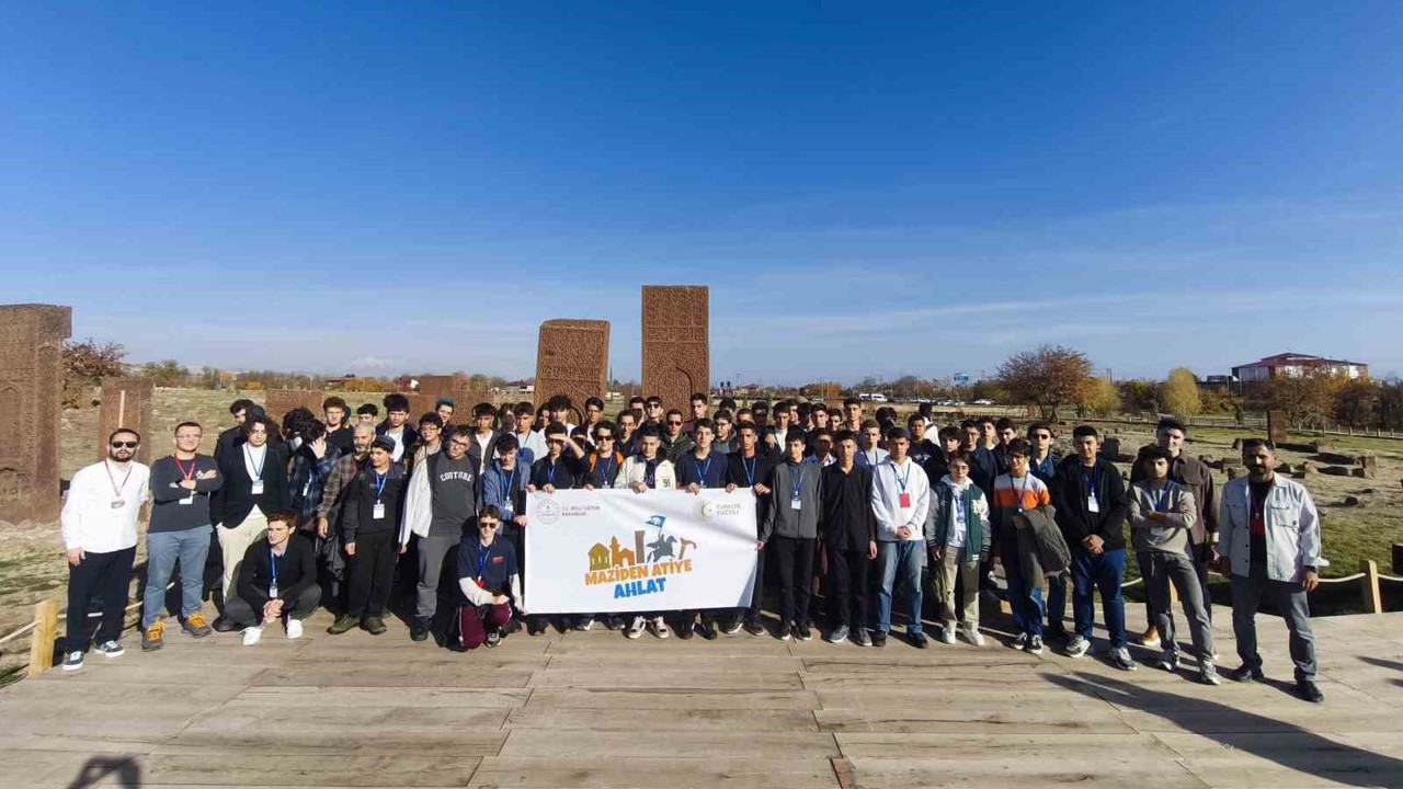 Öğrenciler "Maziden Atiye Ahlat" programıyla tarih yolculuğuna çıkıyor
