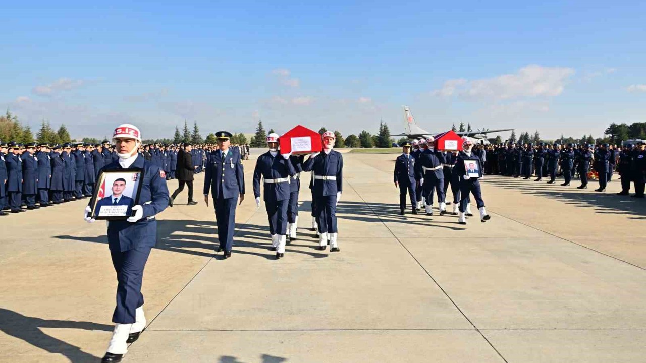 İki hava şehidi uçakla Eskişehir’e getirildi

