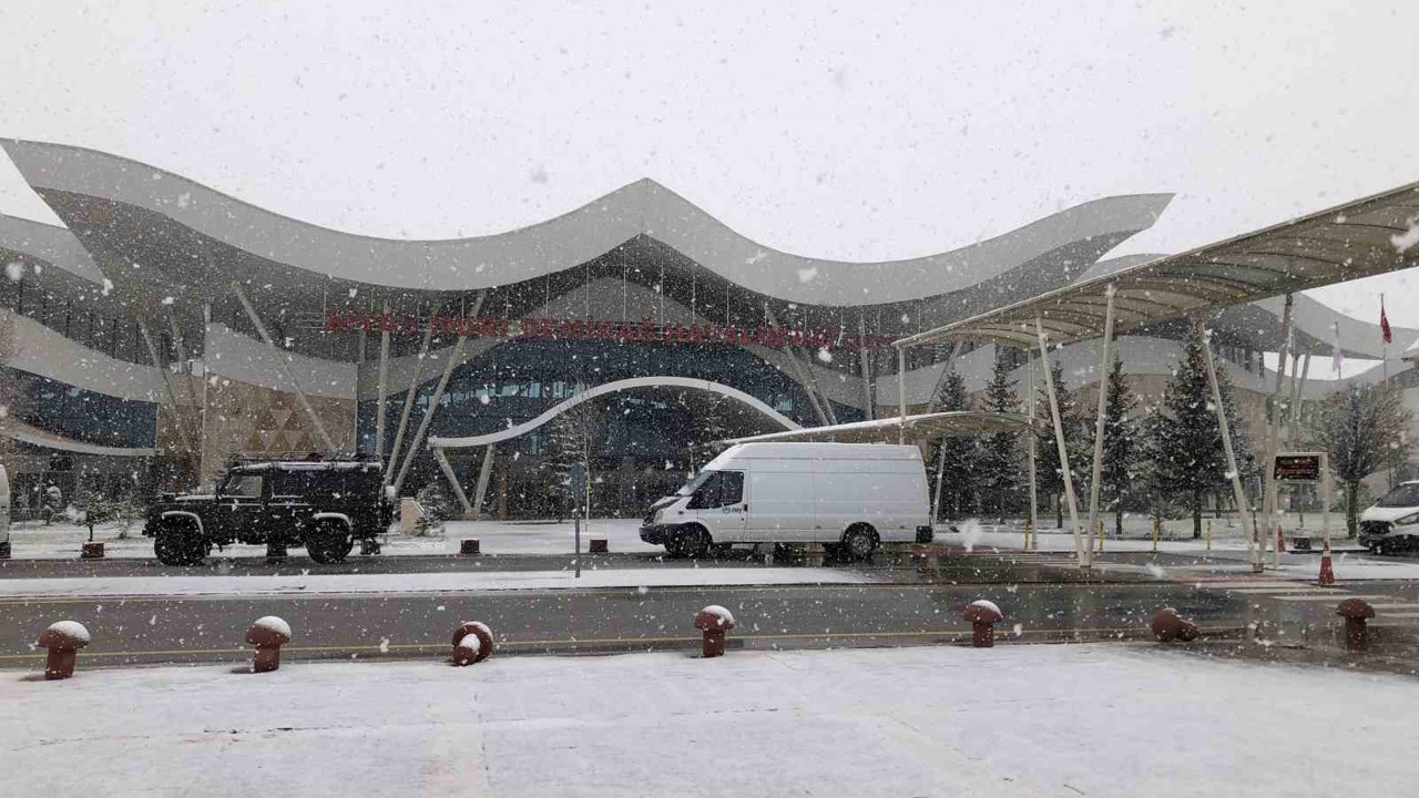 Sivas özüne döndü, kent merkezinde kar yağışı başladı
