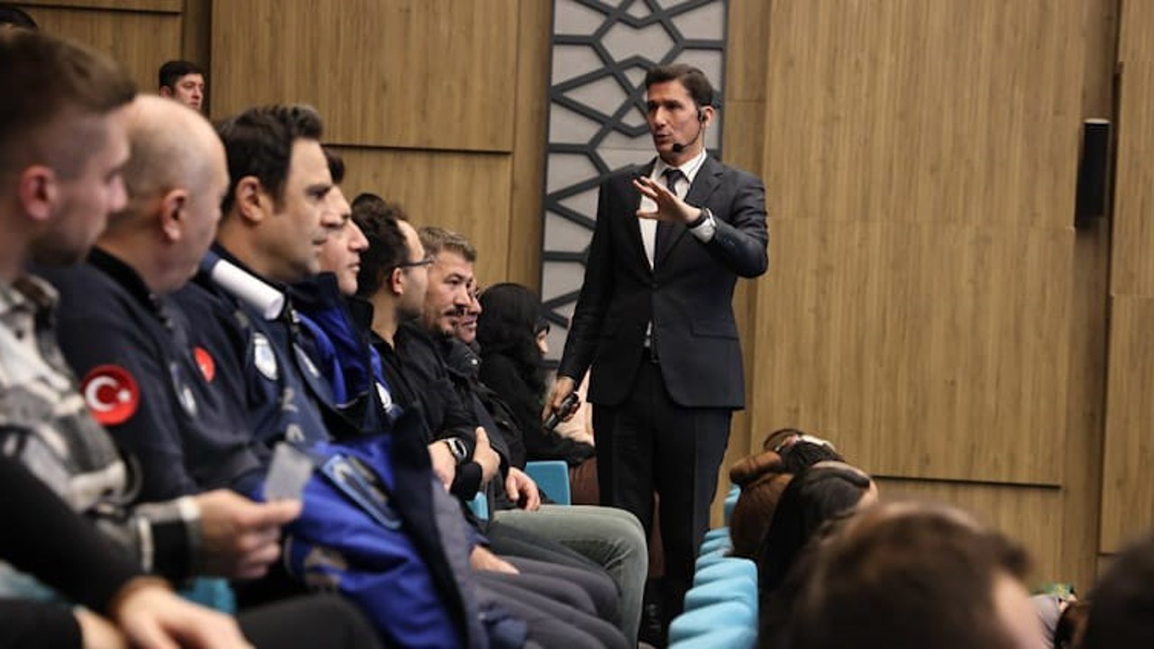 Kütahya Belediyesi’nden personeline "Etkili İletişim Davranış Biçimleri" eğitimi
