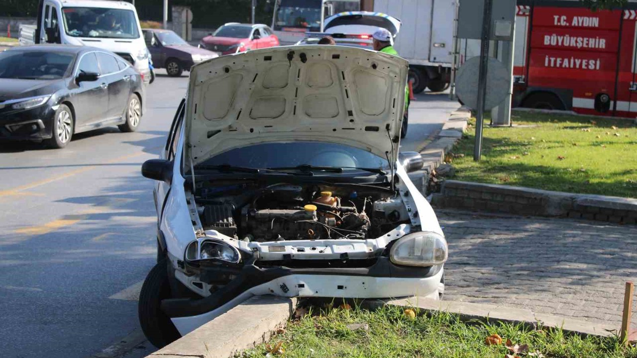 Direksiyon hakimiyeti kaybolan ehliyetsiz sürücü refüje çarptı
