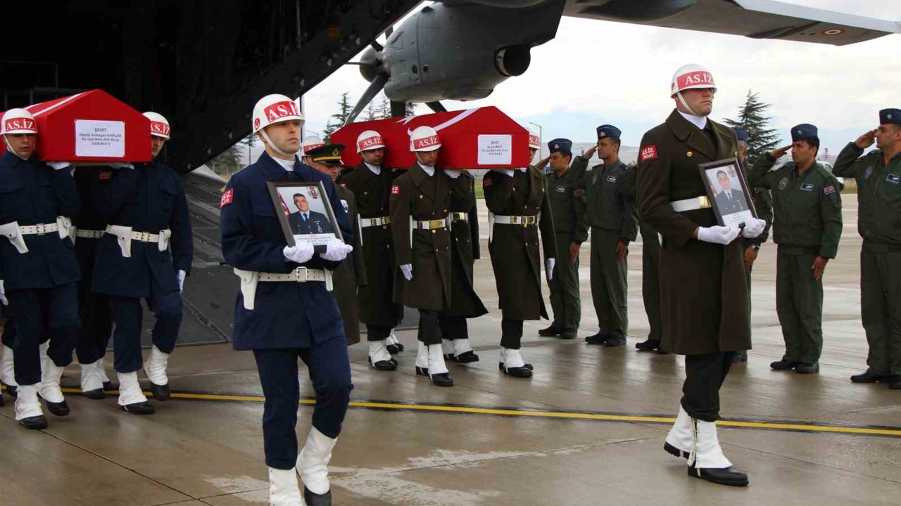 Şehit babasını oyuncağına sarılarak bekledi
