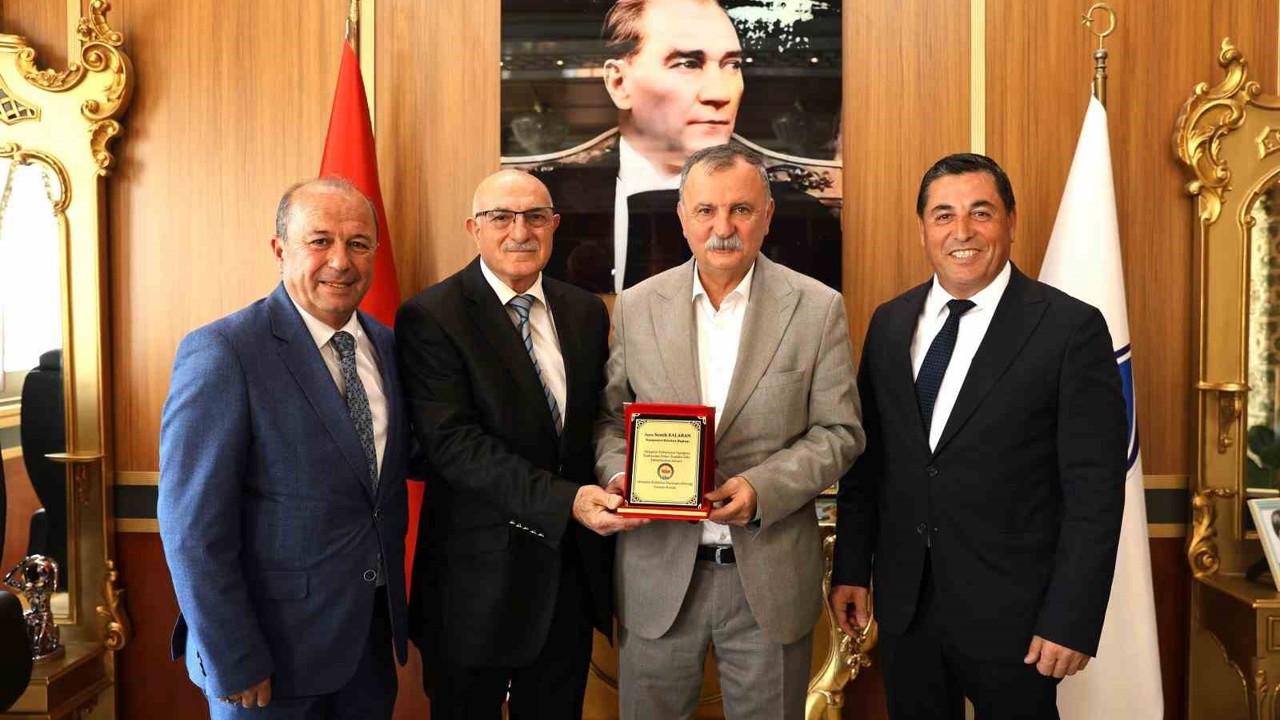 Hemşehri Derneklerinden Başkan Balaban’a anlamlı plaket
