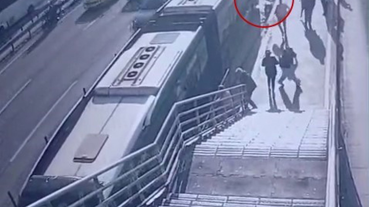 Cevizlibağ’da metrobüs engelli yolcuya çarptı, yaşlı adam hayatını kaybetti: O anlar kamerada
