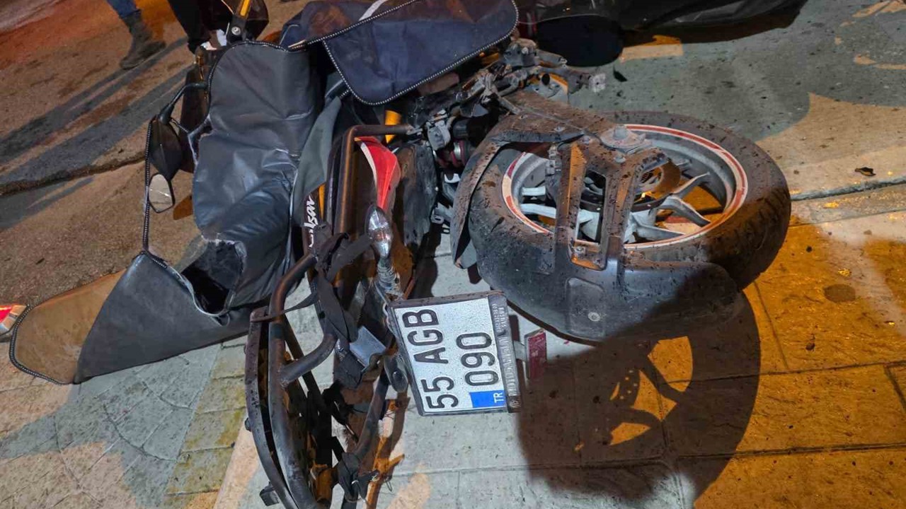 Samsun’da motokurye ile otomobil kafa kafaya çarpıştı: 1 yaralı
